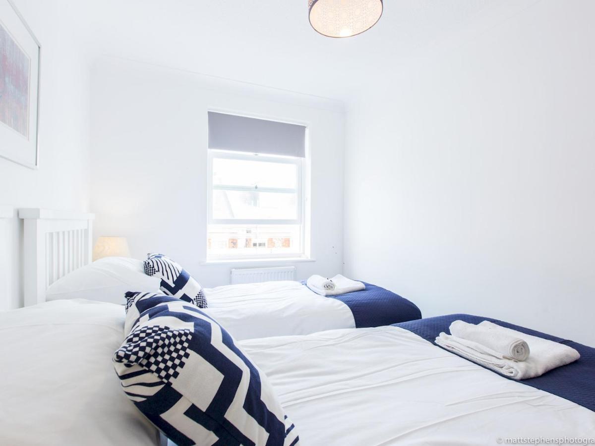 Pass The Keys - New Striking Seaside 2 Bed Flat Heart Of Apartment *
